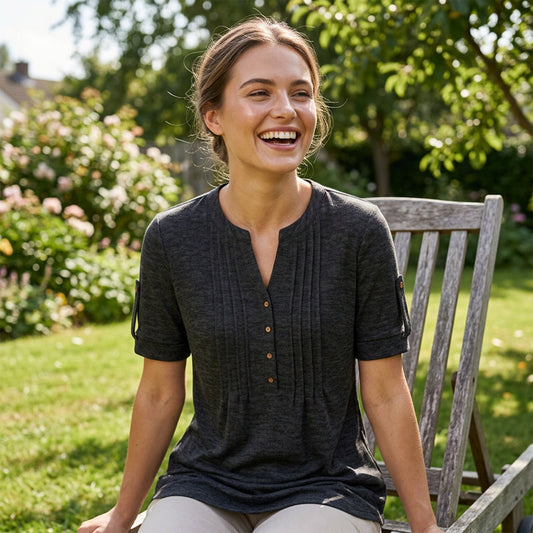 👕 Bluză Casual cu Decolteu V și Pliuri Decorative, Mâneci Scurte Rulabile, Confortabilă și Feminină ✨